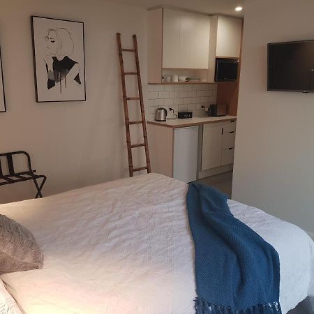Modern, Private And Close To Town. Албъри Екстериор снимка