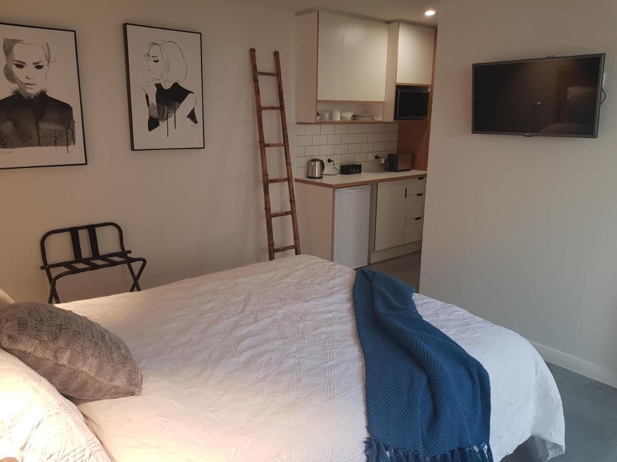 Modern, Private And Close To Town. Албъри Екстериор снимка