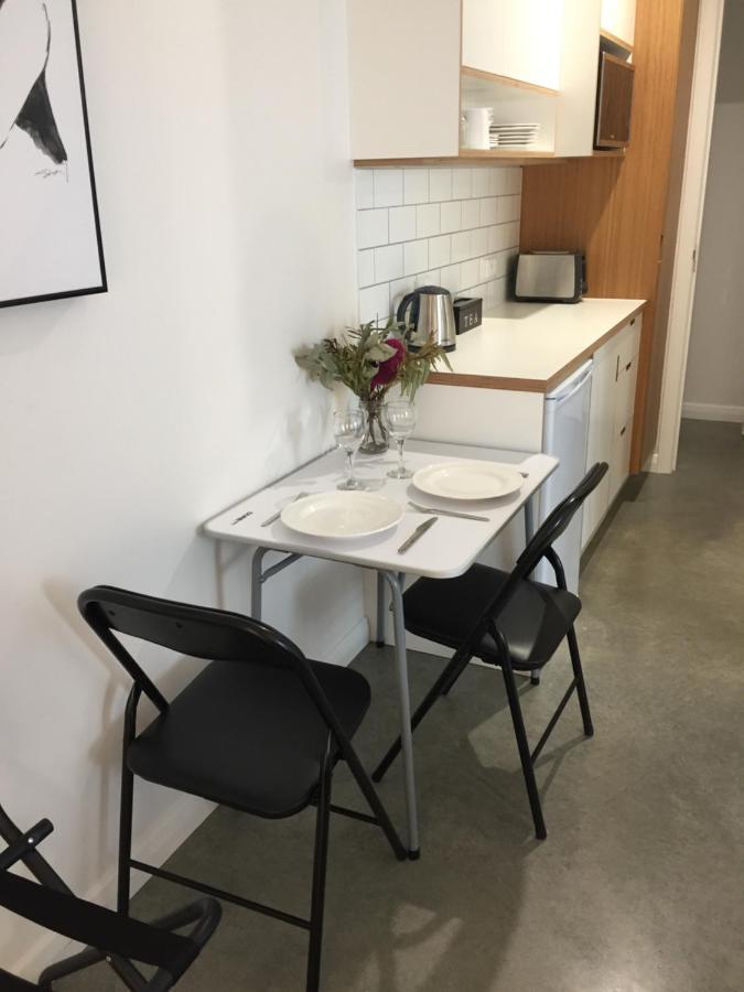 Modern, Private And Close To Town. Албъри Екстериор снимка
