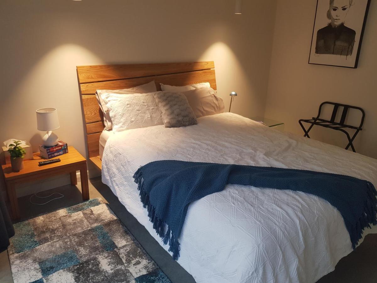 Modern, Private And Close To Town. Албъри Екстериор снимка
